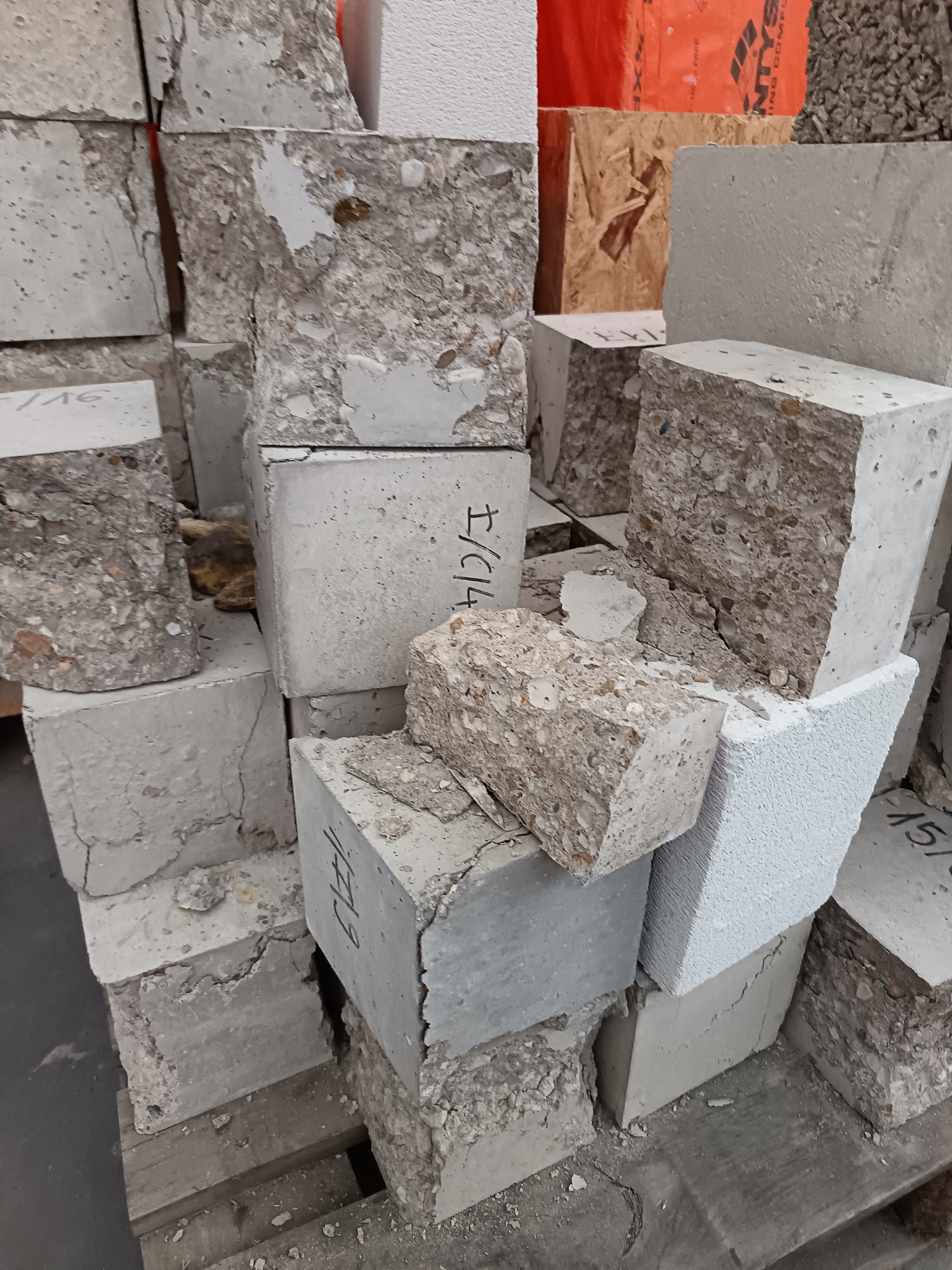 Eltört betonkockák
